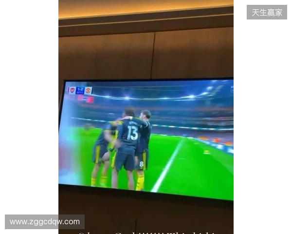 齐尔克泽晒在家看直播照片:我的天哪!!多古太牛了! 齐尔克泽晒在家看直播照片:我的天哪!!多古太牛了!